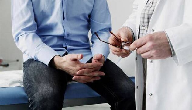 mjeku i jep rekomandime pacientit me prostatit