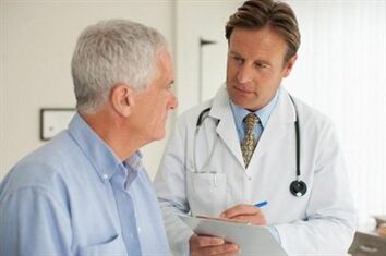 Pacienti me prostatit në një konsultë me një urolog